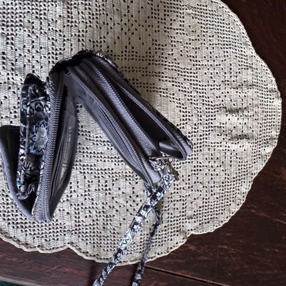 Vera Bradley small crossbody purse wallet b/w/blue floral excellent condition - Picture 10 of 14